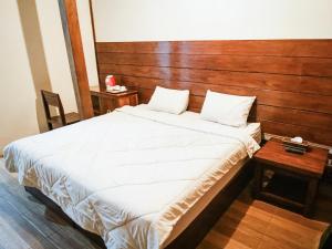 Postel nebo postele na pokoji v ubytování Pendhapa Art Space - PAS Limasan Homestay