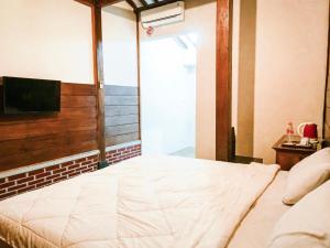 Postel nebo postele na pokoji v ubytování Pendhapa Art Space - PAS Limasan Homestay