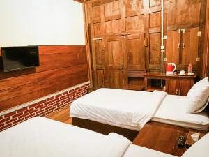 Postel nebo postele na pokoji v ubytování Pendhapa Art Space - PAS Limasan Homestay