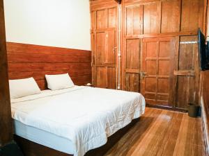 Postel nebo postele na pokoji v ubytování Pendhapa Art Space - PAS Limasan Homestay