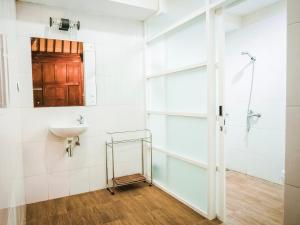 Koupelna v ubytování Pendhapa Art Space - PAS Limasan Homestay
