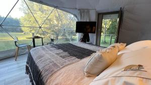 En eller flere senge i et værelse på Domo Refugio