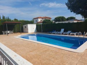 Bazén v ubytování AMPLIO CHALET CON GRAN PISCINA nebo v jeho okolí