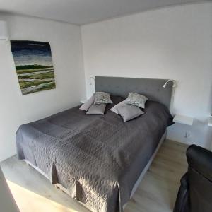 Postel nebo postele na pokoji v ubytování Gäststuga i centrala Ystad #2