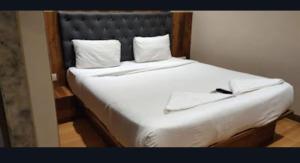 Кровать или кровати в номере Glitz Hotels New Pacific - Nr International Airport Mumbai