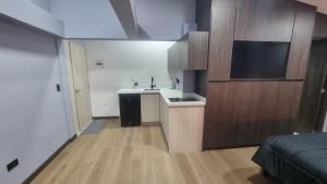 Una pequeña cocina con fregadero y encimera. en Casa 1982, en Manizales 1 foto más