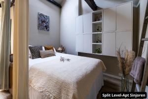 - une chambre avec un lit et une armoire blanche dans l'établissement Cityhome Antwerp Historic Center, à Anvers
