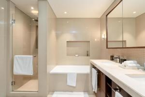 Kupatilo u objektu King 2BR With Burj Khalifa View In Boulevard Point