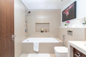 Kupatilo u objektu King 2BR With Burj Khalifa View In Boulevard Point