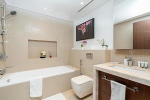 Kupatilo u objektu King 2BR With Burj Khalifa View In Boulevard Point