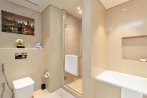 Kupatilo u objektu King 2BR With Burj Khalifa View In Boulevard Point