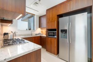 Kuhinja ili čajna kuhinja u objektu King 2BR With Burj Khalifa View In Boulevard Point