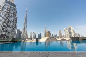 Bazen u ili blizu objekta King 2BR With Burj Khalifa View In Boulevard Point