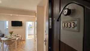 TV a/nebo společenská místnost v ubytování Apartament Podniebny - 4 sypialnie - Lake Apartments, osiedle Tuwima Park - Olsztyn