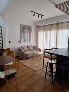 un soggiorno con un divano, un tavolo e delle sedie di Spa balnea Fenix Apartament ad Archena