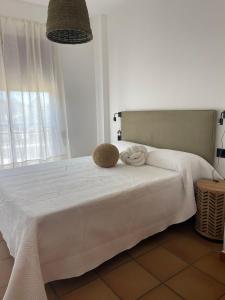 una camera da letto con un letto con lenzuola bianche e una finestra di Spa balnea Fenix Apartament ad Archena Altre 16 foto