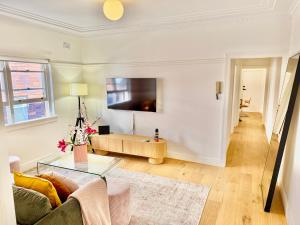 een woonkamer met een bank en een tafel bij Bondi Bungalow in Sydney