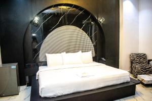 Postel nebo postele na pokoji v ubytování The Peachtree Hotel