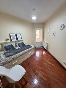 Un dormitorio con una cama y una silla dentro. en Encanto del Norte, en Villarcayo