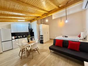 a room with a bed and a table and a kitchen at Rosa HOME, Casa completa independiente in Pozuelo de Alarcón