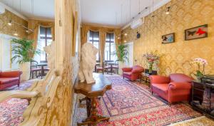 A seating area at Friendly Venice Suites