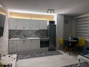 Kuchyň nebo kuchyňský kout v ubytování Sunset Delux Apartment