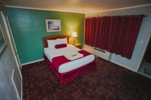 Letto o letti in una camera di Falls View Inn