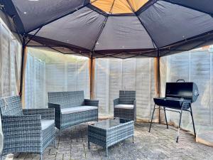 Tienda con sillas, parrilla y piano en Beautiful 5 bedroom house in central london, en Londres