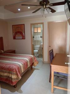 Katil atau katil-katil dalam bilik di Hotel Posada de Santiago +8 gambar