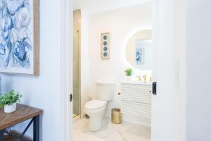 un baño con inodoro y lavabo en Luxury 2 Bed 2 Bath East Boston, en Boston 37 fotos más