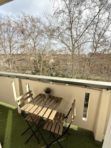 a porch with a bench and a table and chairs at Le St Aubin appartement Hypercentre de Toulouse in Toulouse