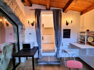 a room with a table and chairs and a kitchen at LIMO to Host in Roccaromana