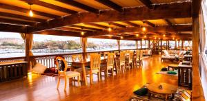 Θέα στο ποτάμι κοντά σε αυτό το πλωτό κατάλυμα +11 φωτογραφίες