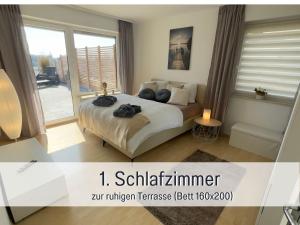 Ένα ή περισσότερα κρεβάτια σε δωμάτιο στο PENTHOUSE - 3 Schlafzimmer- sonnige Dachterrasse -Whirlpool & Alpenblick - Perfekt für Romantik oder Familienurlaub mit Kind, Hund willkommen - by FerienWohnenAmSee -