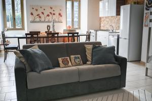 a living room with a couch and a kitchen at Süzà Tourist Apartment relax, nature and comfort in Cassago Brianza