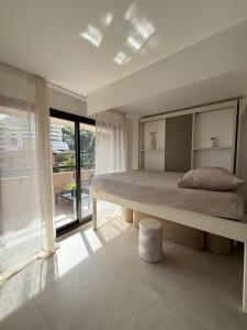 Una cama o camas en una habitación de Studio de LUXE Portes de Monaco - Vue MER - Piscine - Wifi