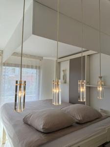 Una cama o camas en una habitación de Studio de LUXE Portes de Monaco - Vue MER - Piscine - Wifi