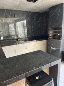 una cucina con un lavello e un piano di lavoro di Loft Aconchego das Gerais Refúgio em São João del Rei a São João del Rei