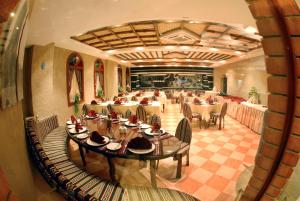 Restaurace v ubytování Al Liwan Suites