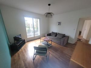 a living room with a couch and a table at Appartement bord de mer, T4 in Saint-Nazaire