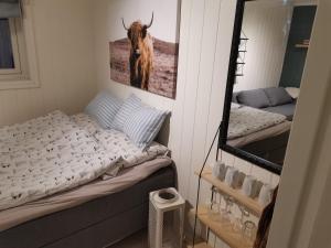 Postel nebo postele na pokoji v ubytování Lofot rommet + 3 fotografie
