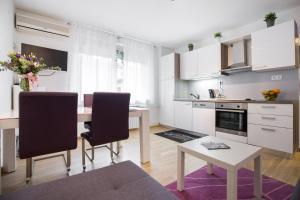 Kuchyň nebo kuchyňský kout v ubytování Apartment Max