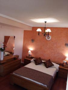 a hotel room with a bed and a mirror at Apartamento Alkabir Playa in El Campello