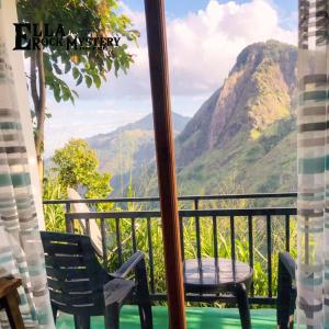 balcón con silla y vistas a la montaña en Ella Rock Mystery Guest, en Ella 40 fotos más