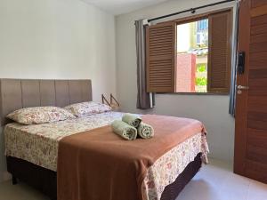 una camera da letto con un letto con due animali di peluche sopra di Suíte Peixe Espada a Praia do Forte