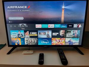 A television and/or entertainment centre at Beach e Relax a Giulianova
