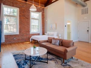 Posezení v ubytování Jennifer's Historic Brick Riverfront Loft Apartment