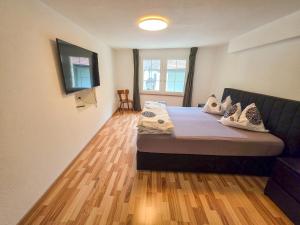 a bedroom with a bed and a couch at Paradise mit Seesicht in Fluelen +48 photos