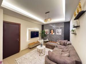 a living room with a couch and a table at شقه في الشيخ زايد ممتازه in Sheikh Zayed