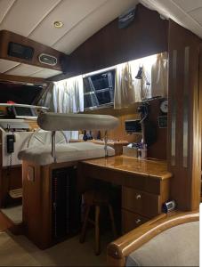 een interieur van een camper met een tafel en een bureau bij Golfe-Juan Yacht in Cannes